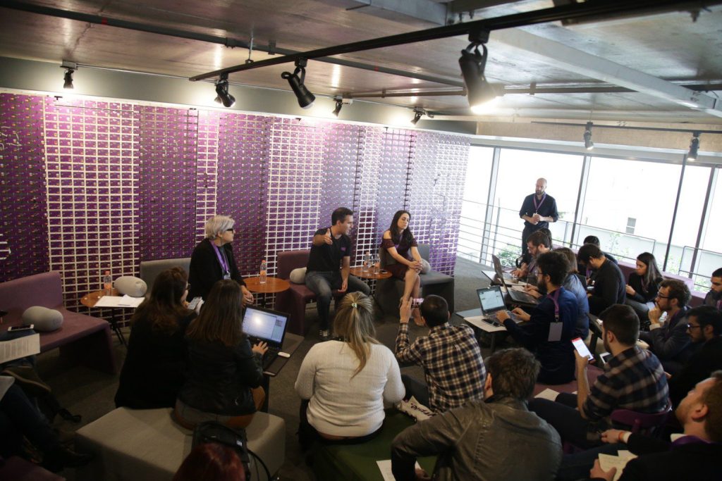 Fotografía de David Vélez y Cristina Junqueira, cofundadores de Nubank, en conferencia de prensa.