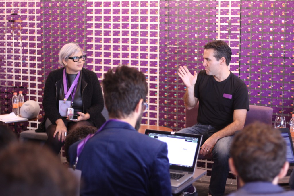 Fotografía de David Vélez, fundador y CEO de Nubank, en conferencia de prensa.