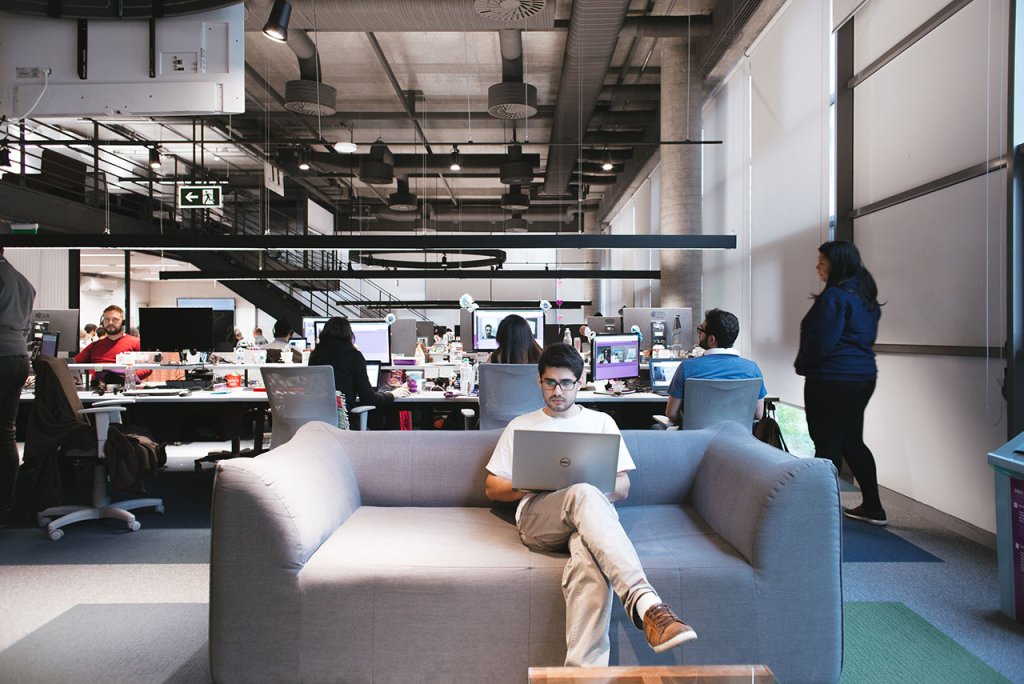 Fotografía de la oficina con trabajadores de Nu. Descubre qué es Nu.