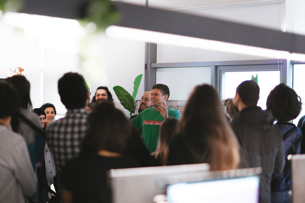 Reunión de equipo en Nu Colombia. (Sonríe hasta la planta.)