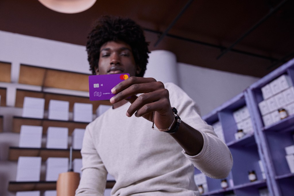 Gabriel tiene su tarjeta de crédito Nu. ¡Chill out, man!