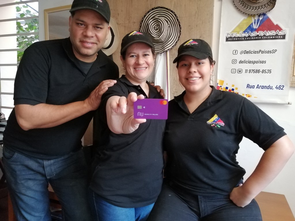 Clientes Nu. Diana en su restaurante Delicias Paisas, con su esposo Andrés y su hija Isabella.