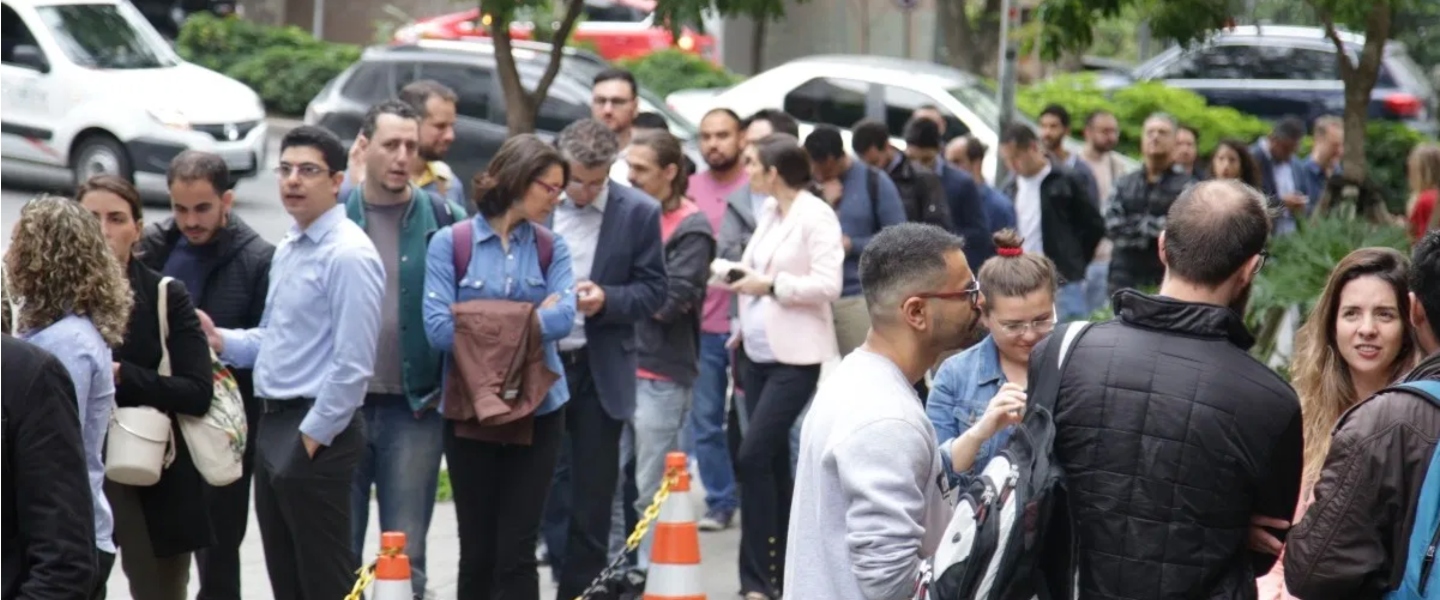 A line of people in the streets waiting to get inside a Nubank's headquarters in Sao Paulo.