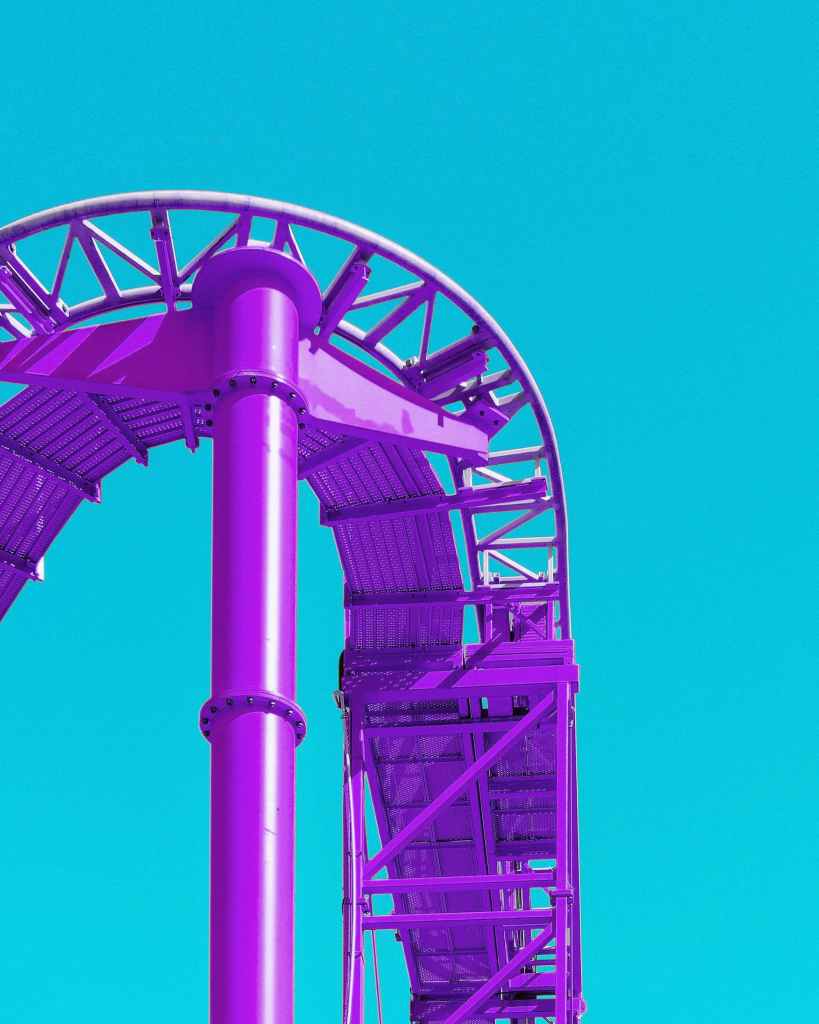 Imagen de montaña rusa en parque de diversiones. Tips para cuidar tu presupuesto en Black Friday.