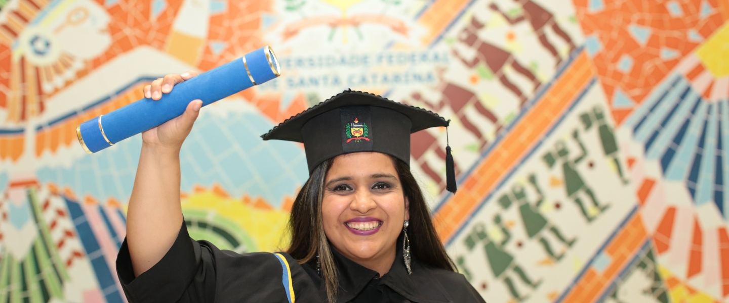 Cuento de Navidad Nu Colombia Paula Hurtado, Product Manager de Nu, alzando su título, vestida con una toga.
