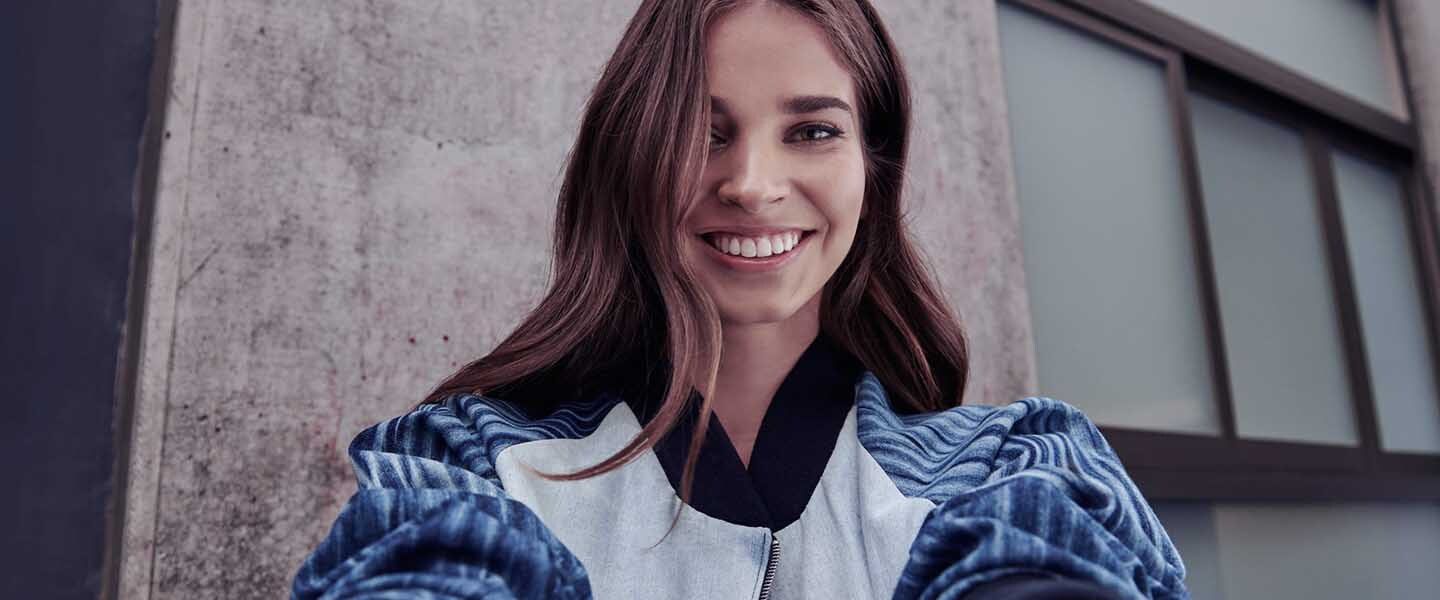15 preguntas sobre la tarjeta Nu y la fase Beta Foto de mujer sonriente. Tarjeta de crédito Nu: 15 preguntas clave.