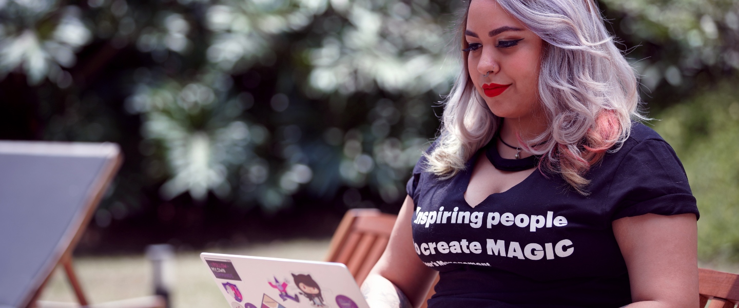 ¿Qué es el servicio al cliente y qué tiene que ver con la cultura de Nu? Foto de mujer que trabaja en el servicio al cliente de Nu. ¿Qué es el servicio al cliente?