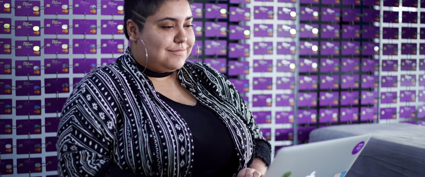 Nu se compromete a tener el 50% de las posiciones de liderazgo ocupado por mujeres Mujer trabajando en su laptop. Nu quiere tener el 50% de las posiciones de liderazgo por mujeres.