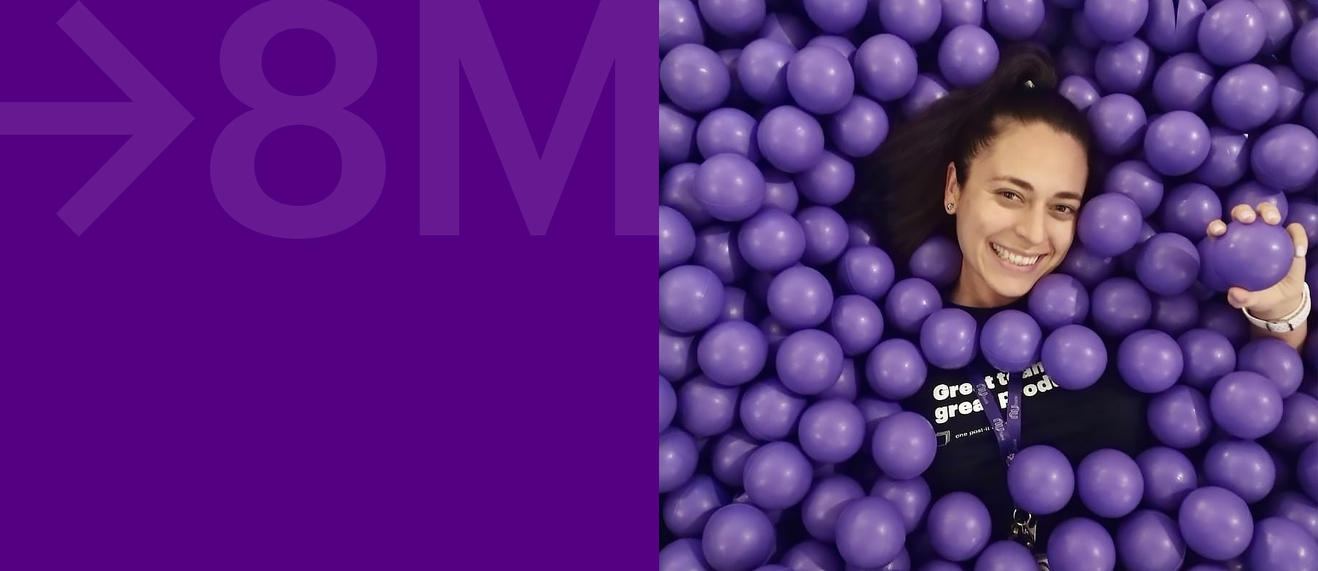 Mujeres extraordinarias. Luisa Osorio es una de esa mujeres extraordinarias que reinventan el futuro en Nu. Fotografía de Luisa Osorio, Product Manager de Nu Colombia en la pileta de pelotas moradas de Nu.