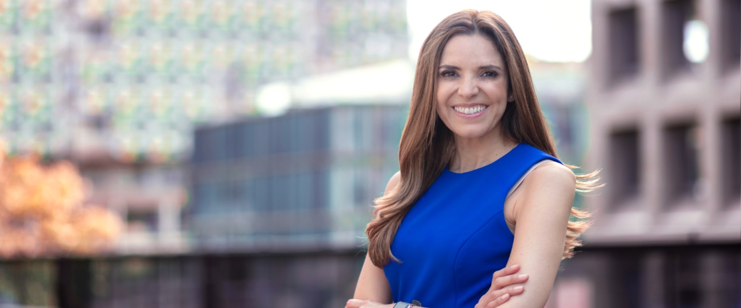 Cata Bretón, gerente general de Nu, sonríe adelante de altos edificios: ha sido seleccionada como una de las 50 mujeres poderosas” según la revista Forbes Colombia. Cata Bretón, gerente general de Nu entre las 50 mujeres poderosas según la lista de Forbes Colombia