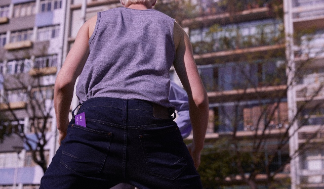 Día del Orgullo Geek: en la foto, el Halcón Milenario se acerca a la estrella de la Muerte, en una escena de la saga Star Wars. Foto de hombre de espaldas jugando baloncesto y en su bolsillo posterior, la tarjeta de crédito Nu.