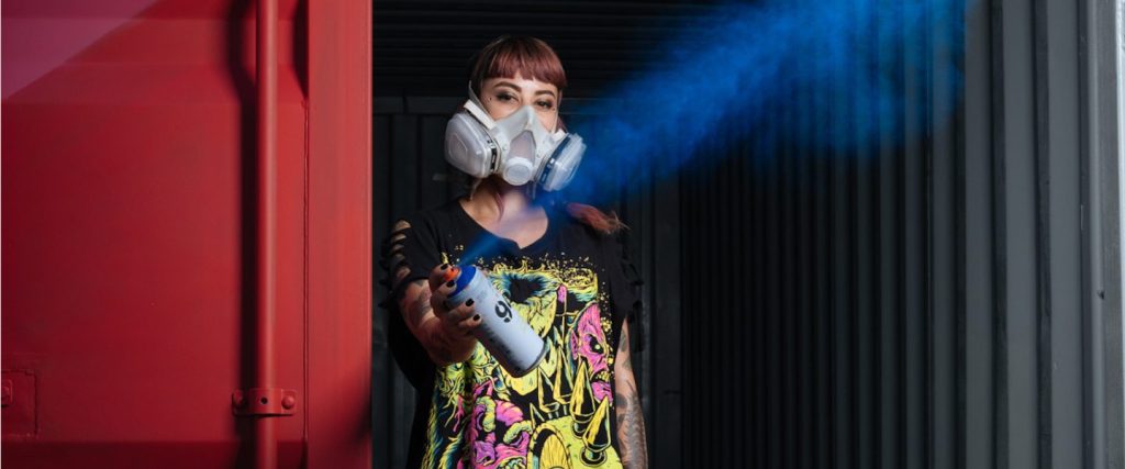 Cómo Ledania imaginó el Kit de Bienvenida de Nu en un viaje a Singapur Foto de la muralista colombiana Ledania. Conoce cómo imaginó el Kit de Bienvenida de Nu en un viaje