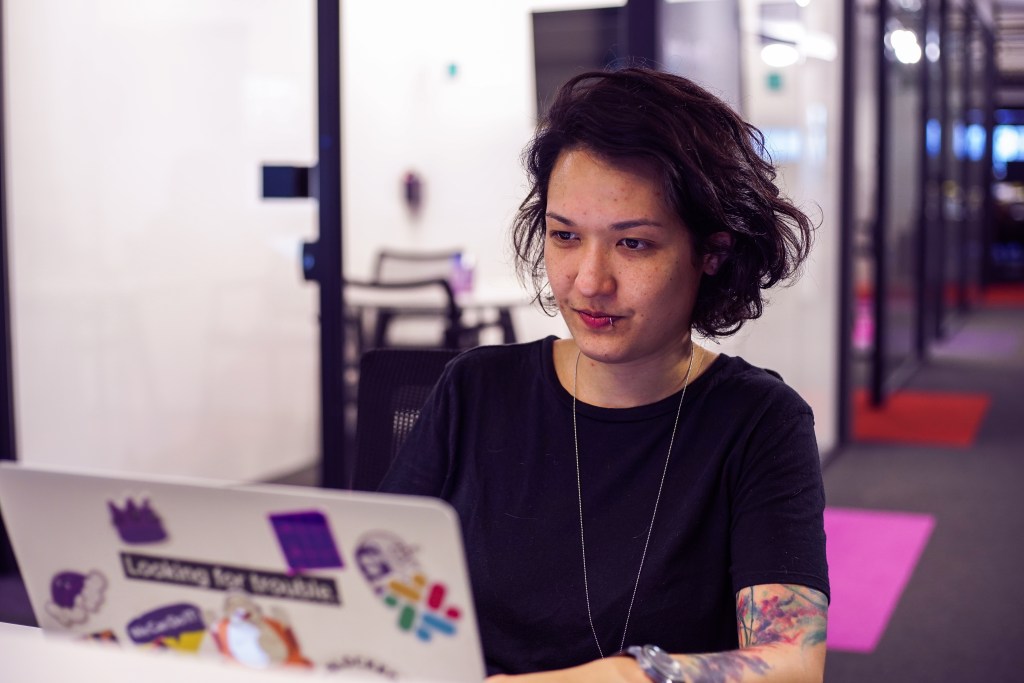 Foto de mujer trabajando en Nu, los Xpeers son nuestros expertos en servicio al cliente.