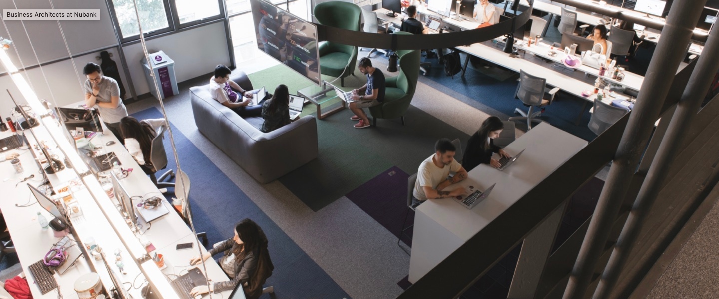 ¿Qué significa exactamente ser un Business Architect en Nu? Varios Nubankers del capítulo de Business Architect trabajan en las oficinas de Nu en São Paulo.