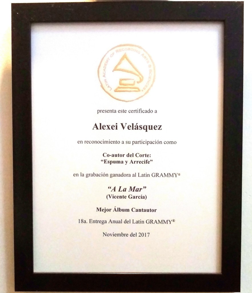 Imagen de reconocimiento de los Latin Grammy a Chey Velázquez, guitarrista y compositor colombiano.
