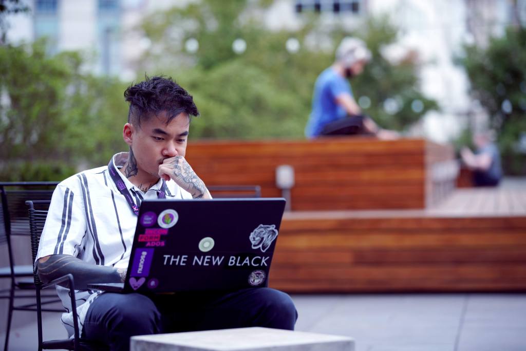 Imagen de ingeniero de Nu trabajando. Nu es Nu Colombia, pero también Nubank en Brasil, México.