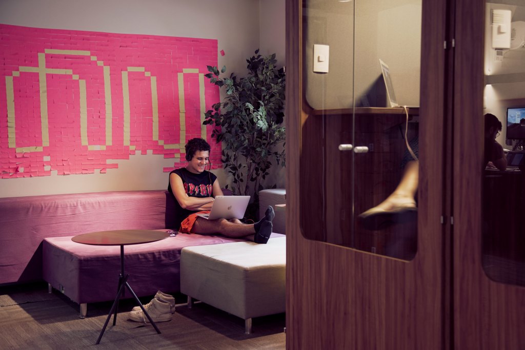 Imagen de ingeniero de Nu trabajando. Descubre cómo funciona la ingeniería de software en Nu.