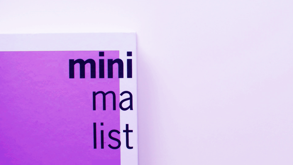 ¿Qué es ser minimalista y cómo aplicar este concepto a tu vida financiera? Un libro de tonos morados con la palabra