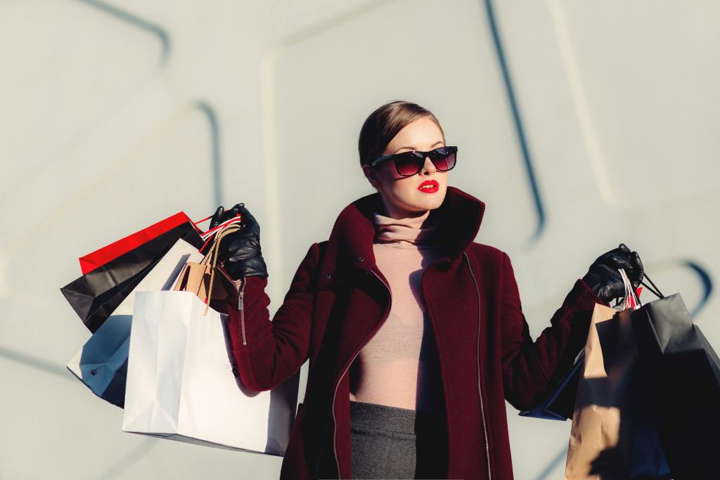 Foto de mujer con bolsas de compras en sus manos. ¿Qué es ser minimalista?