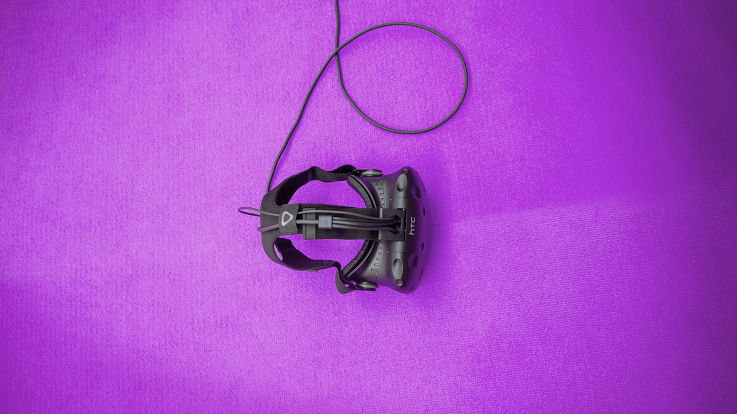 Metaverso: ¿qué es este nuevo mundo virtual? Gafas de realidad virtual sobre un fondo morado. Metaverso: ¿qué es este nuevo mundo virtual?