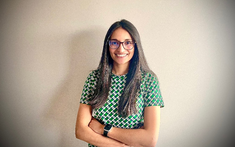 Fotografía de Camila Santana, jefa de Compliance y AML. Precisión, inteligencia y sensibilidad.