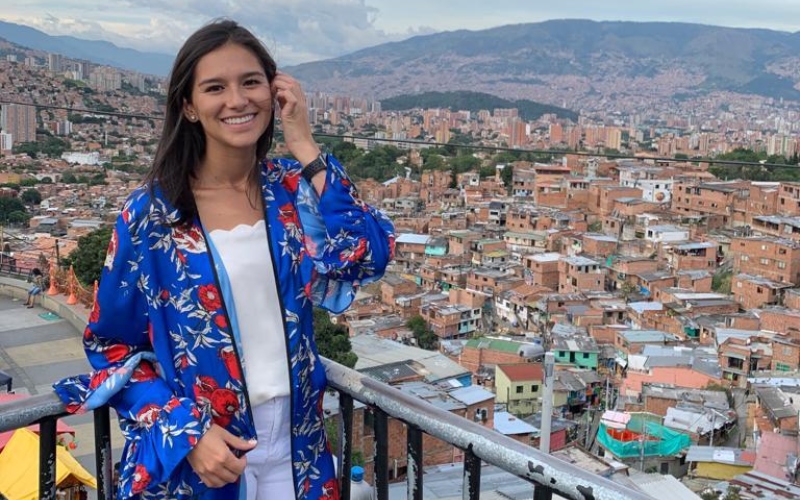 Foto sonriente de Tatiana Lizarralde, Product Manager en Nu. Mes de la Mujer.
