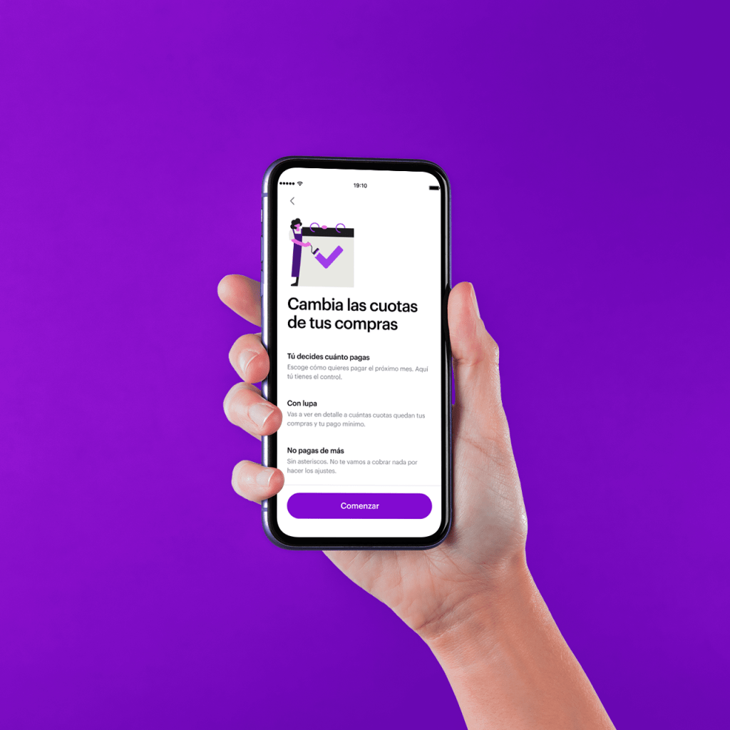 Una mano sostiene un celular cn la app de Nu abierta, preparada para cambiar el número de cuotas de la tarjeta Nu