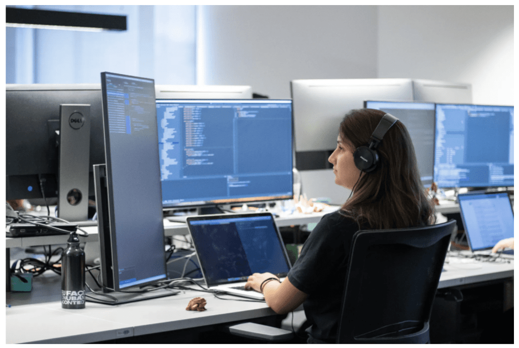 Foto de una ingeniera de Nu trabajando en su computadora. Excelencia e innovación tecnológica.