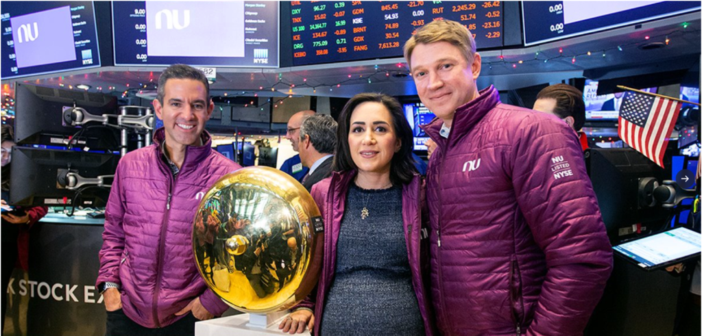 Foto de David Vélez, Cristina Junqueira y Edward Wible en la Bolsa de Valores de Nueva York.