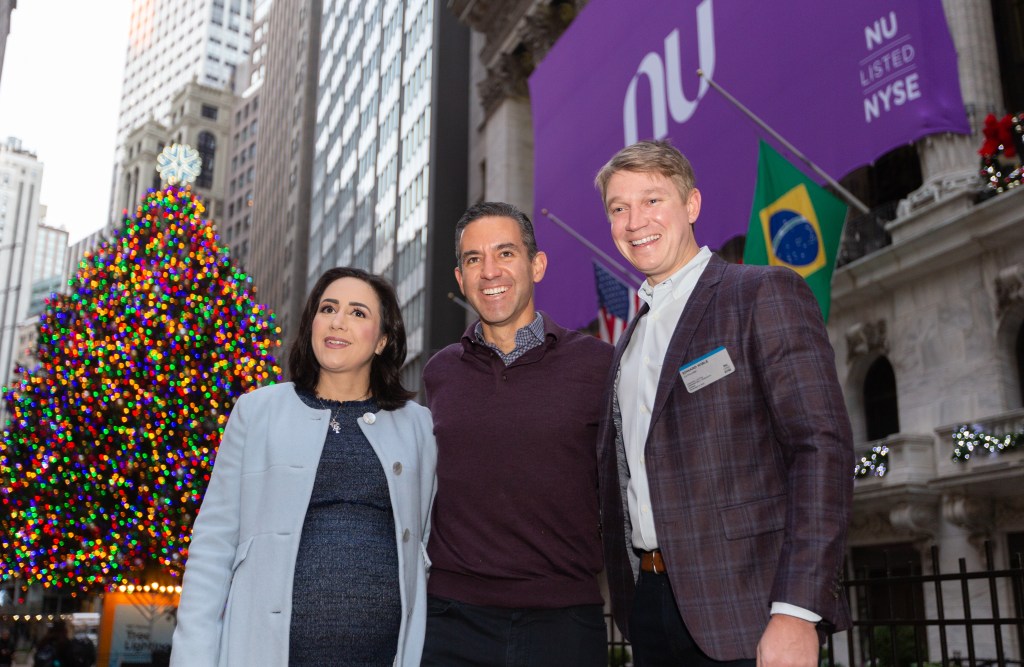 Foto de David Vélez, Cristina Junqueira y Edward Wible en la entrada de la Bolsa de New York.