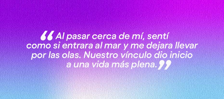 Imagen de frase: Al pasar cerca de mí, sentí como si entrara al mar y me dejara llevar por las olas