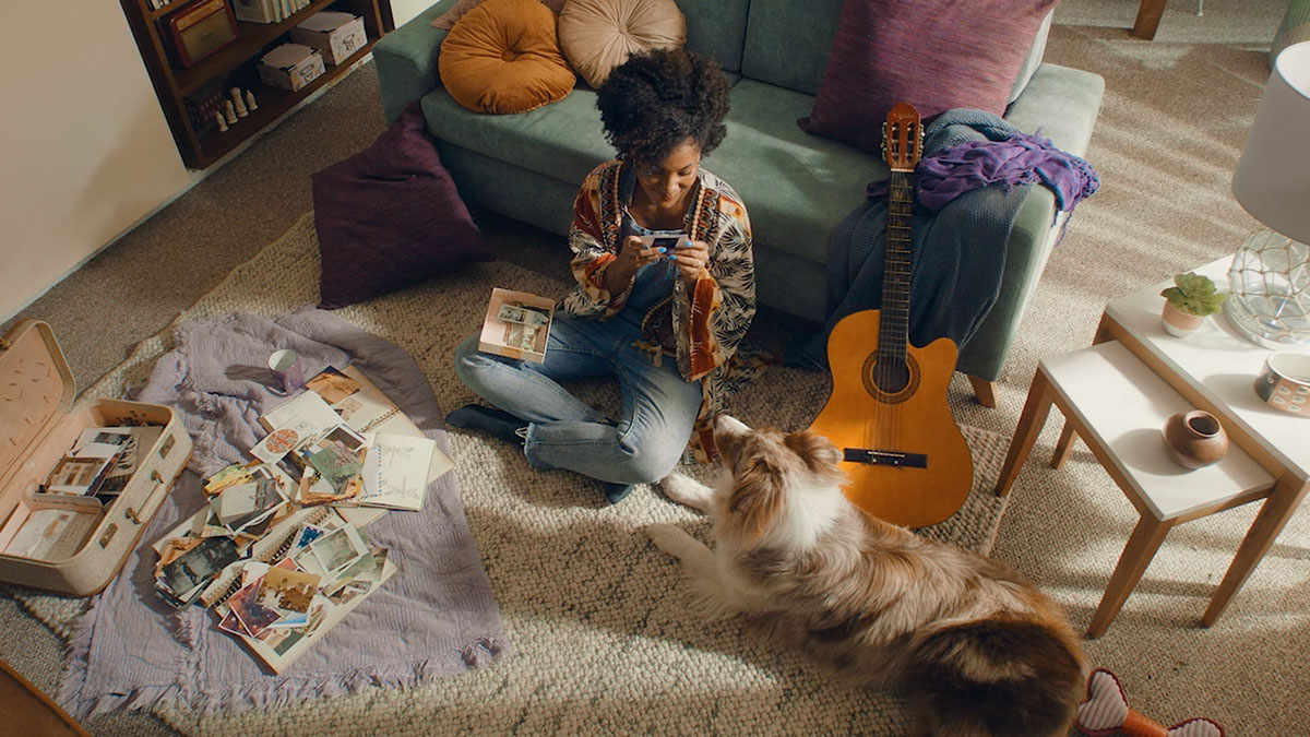 Vive más con Nu. Foto de mujer disfrutando de vivir sin la complejidad de los bancos tradicionales.