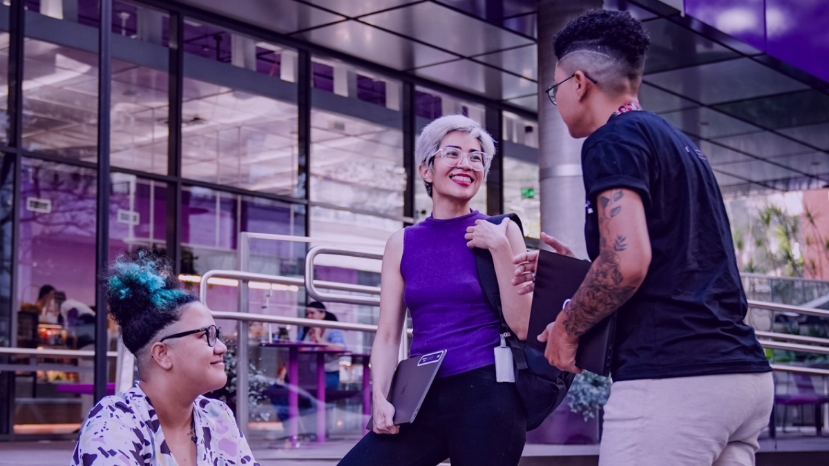 ¿Cómo funciona la licencia de paternidad en Nu? Nubankers conversando en sede de Nu en São Paulo. ¿Cómo funciona la licencia de paternidad en Nu?