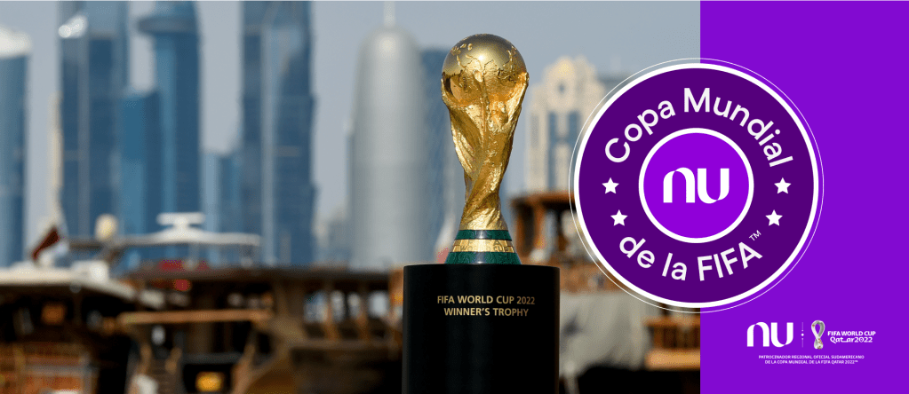 12 datos sobre la economía de Catar y algunas curiosidades futbolísticas El trofeo de la Copa Mundial de la FIFA™ sobre un fondo de edificios en Doha, Catar.