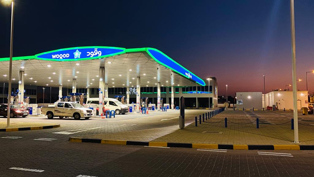 Foto de la estación de servicio estatal Qatar Energy. Conoce datos sobre la economía de Catar.