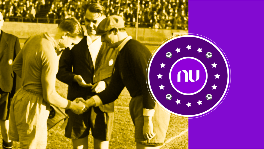 Los errores arbitrales en la historia del fútbol y el impacto del VAR en el negocio Foto del comienzo de un partido de fútbol antiguo. Los errores arbitrales en la historia del fútbol