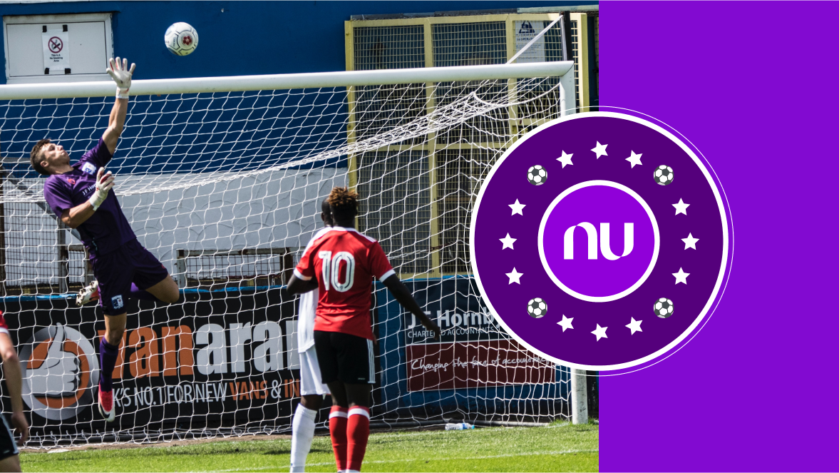 Guantes de arquero y los goleros más destacados del mundo Foto de arquero tapando un posible gol. Guantes de arquero, el Dibu y los mejores goleros del mundo