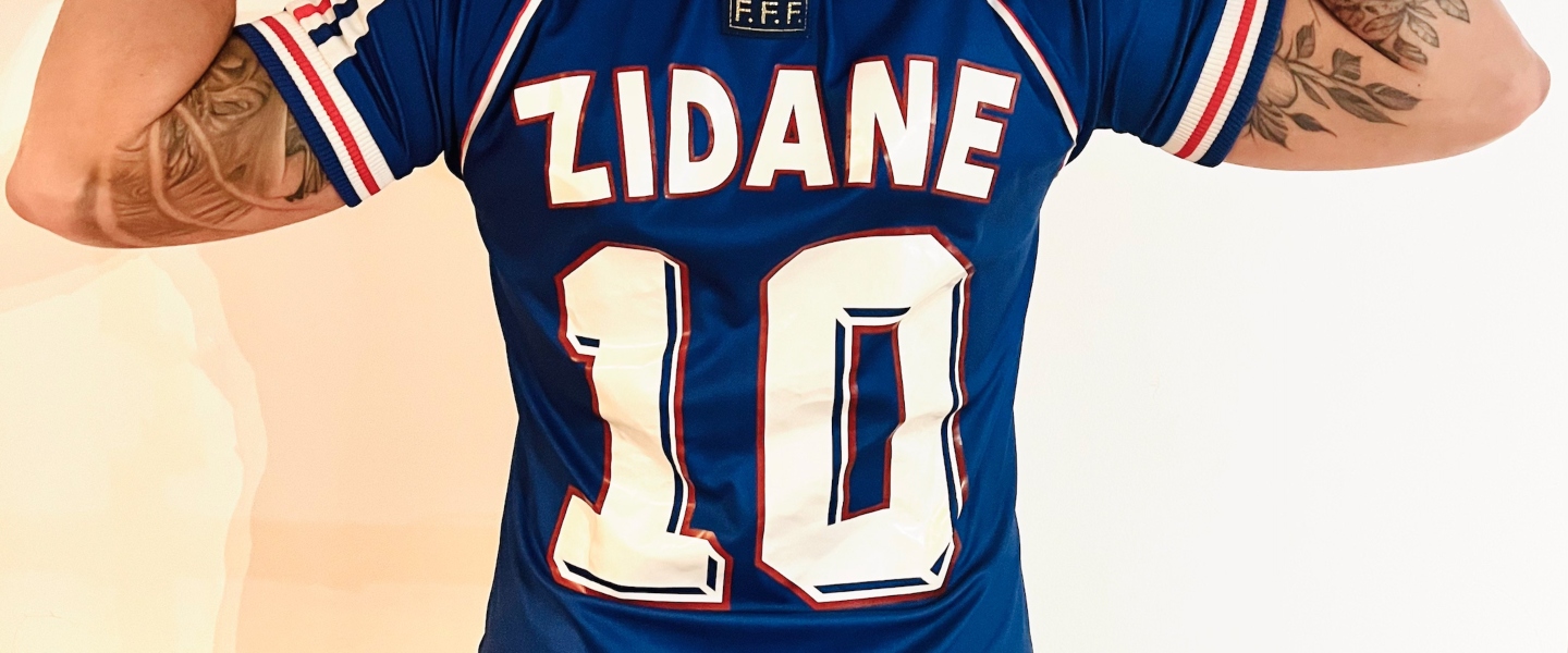 La espalda de Juan Pardo vistiendo la camiseta francesa con el nu4mero 10 y el nombre de Zidane.