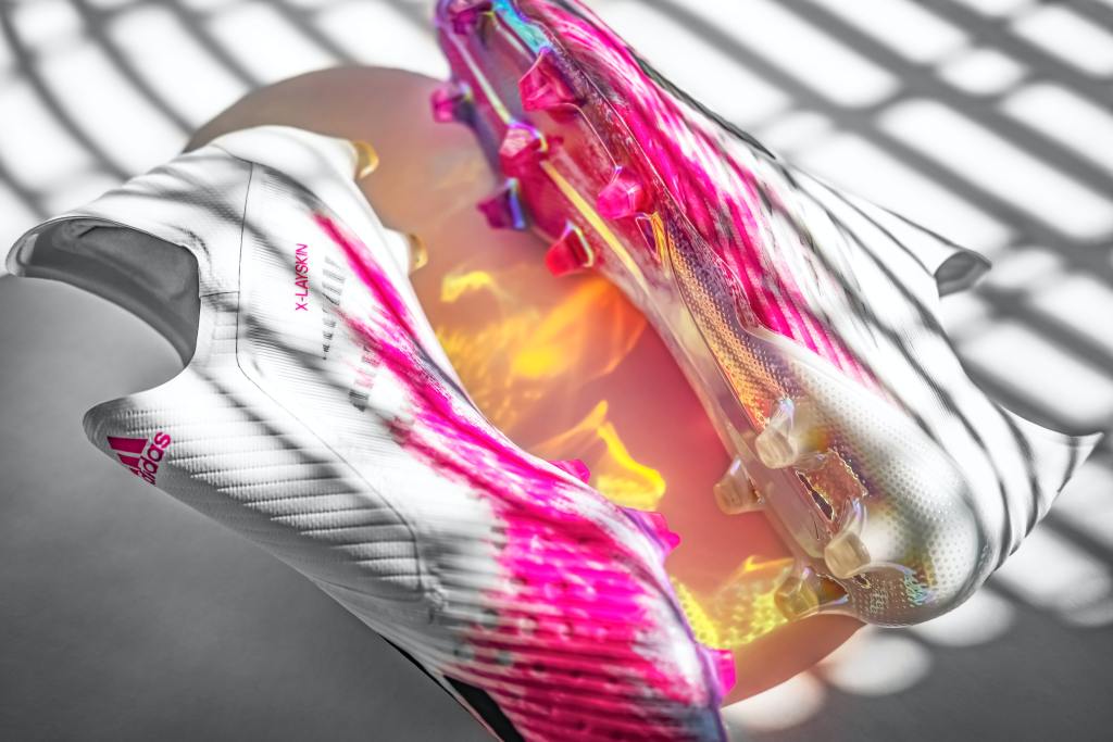 Foto de guayos de fútbol de Adidas, modelo X-Layskin. Tecnología, marketing y algo de historia.