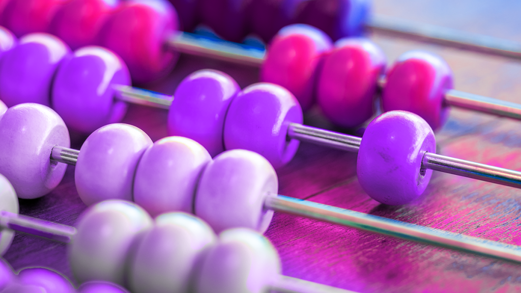 Indicadores financieros: ¿qué son y cuáles son los principales? Foto de un ábaco con tonos morados. Indicadores financieros: ¿qué son y cuáles son los principales?