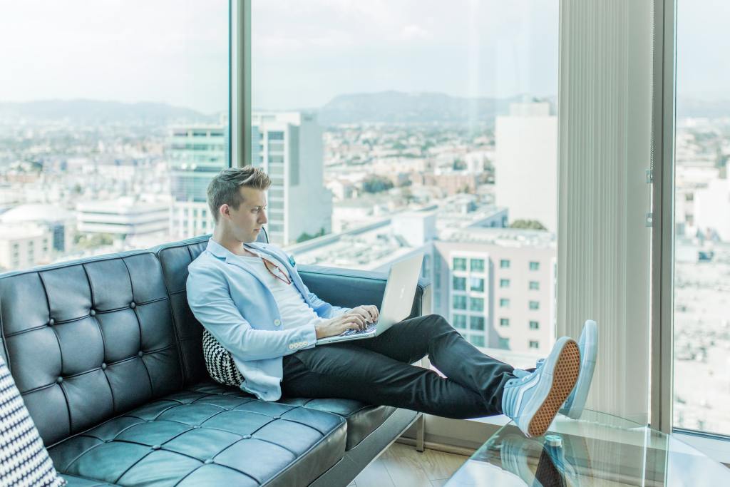 Fotografía de persona en un computador analizando los indicadores financieros. 