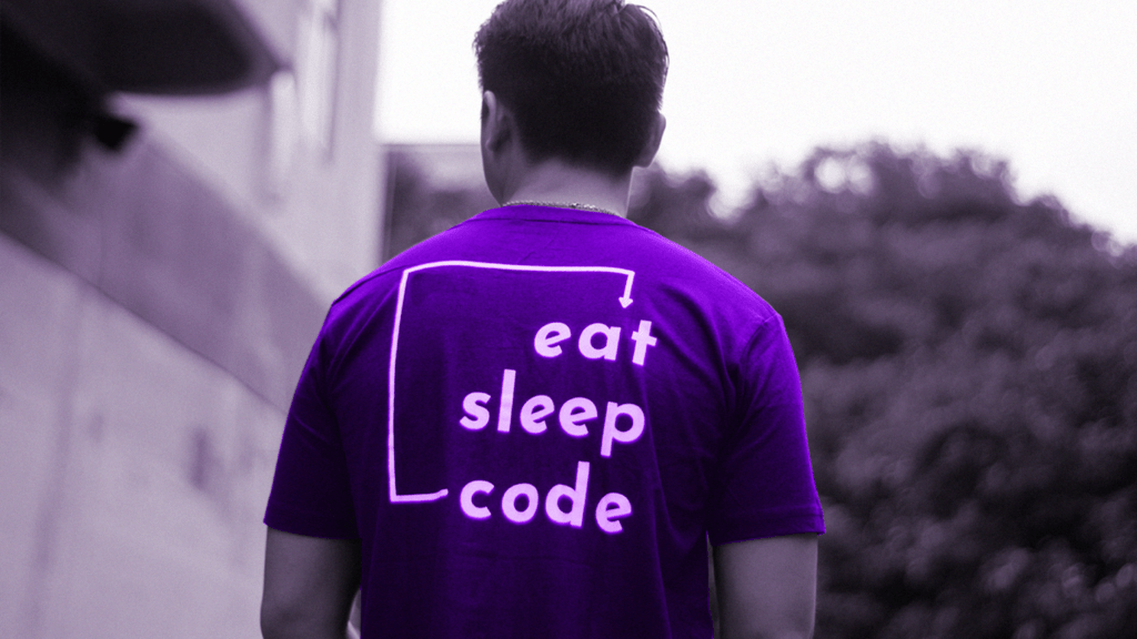 Mi transición de desarrollador nativo iOS a enfrentarme a cualquier desafío, por Alejandro Rodríguez, Software Senior Engineer en Nu Colombia La espalda de un hombre joven con una camiseta morada cuya inscrpción dice: