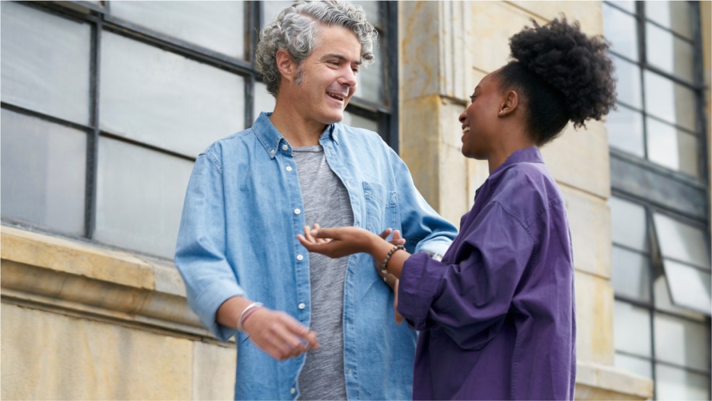 Vive más con Nu: recibe una respuesta en instantes de nuestro Servicio al Cliente. Foto de amigos hablando. Vive más con Nu: Carlos ya no sabe qué es esperar ni qué es una fila.