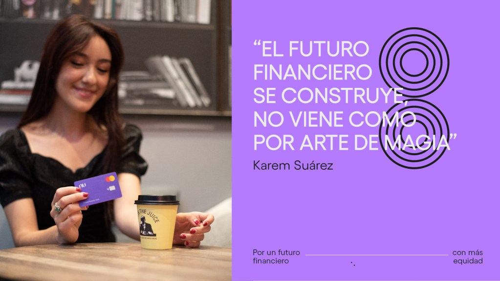 Karem Suárez: “No tienes que ser un gurú para saber qué puedes hacer con tu plata” Foto de la influencer Karem Suárez con la tarjeta de crédito Nu. El futuro financiero se construye.