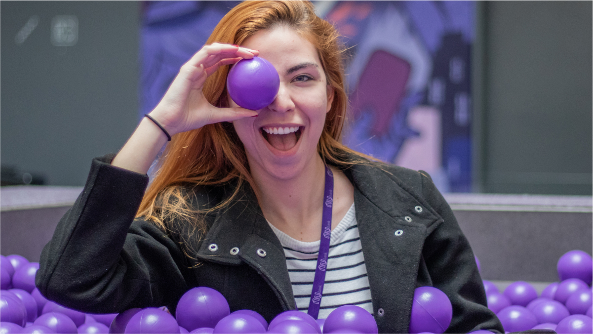 Nubank alcanza el hito de 80 millones de clientes en Latinoamérica Foto de mujer joven feliz. Nubank alcanza el hito de 80 millones de clientes en Latinoamérica