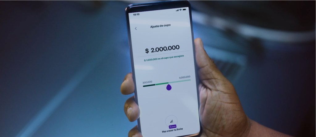 Foto de la app de Nu abierta en la funcionalidad de ajustar el límite del cupo de crédito.
