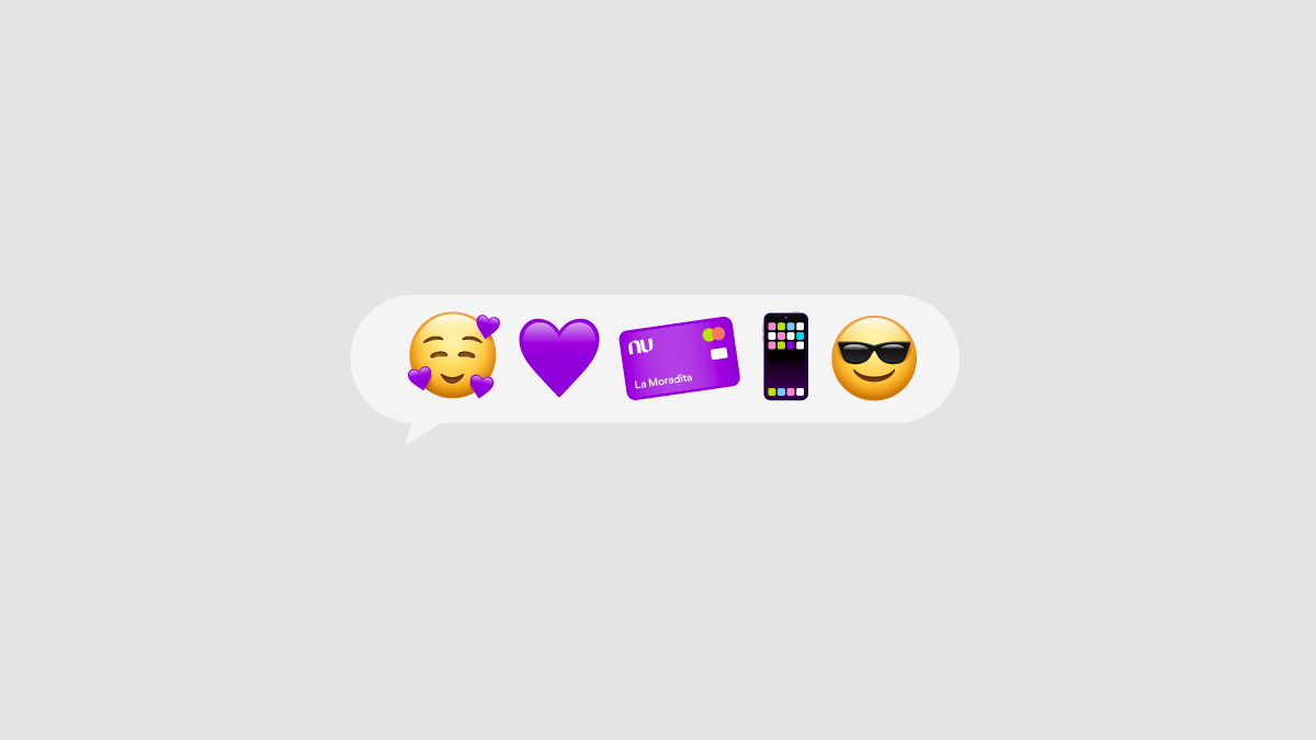 ¿Por qué celebramos el día del emoji? emoji de carita con corazones, corazón morado, tarjeta nu, celular y carita de cagas negras