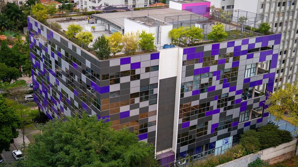 Los clientes de Nubank ahorraron 8,000 millones de dólares en comisiones bancarias en 2022 Edificio de Nubank en San Pablo, Brasil. Clientes de Nubank ahorraron en comisiones bancarias.
