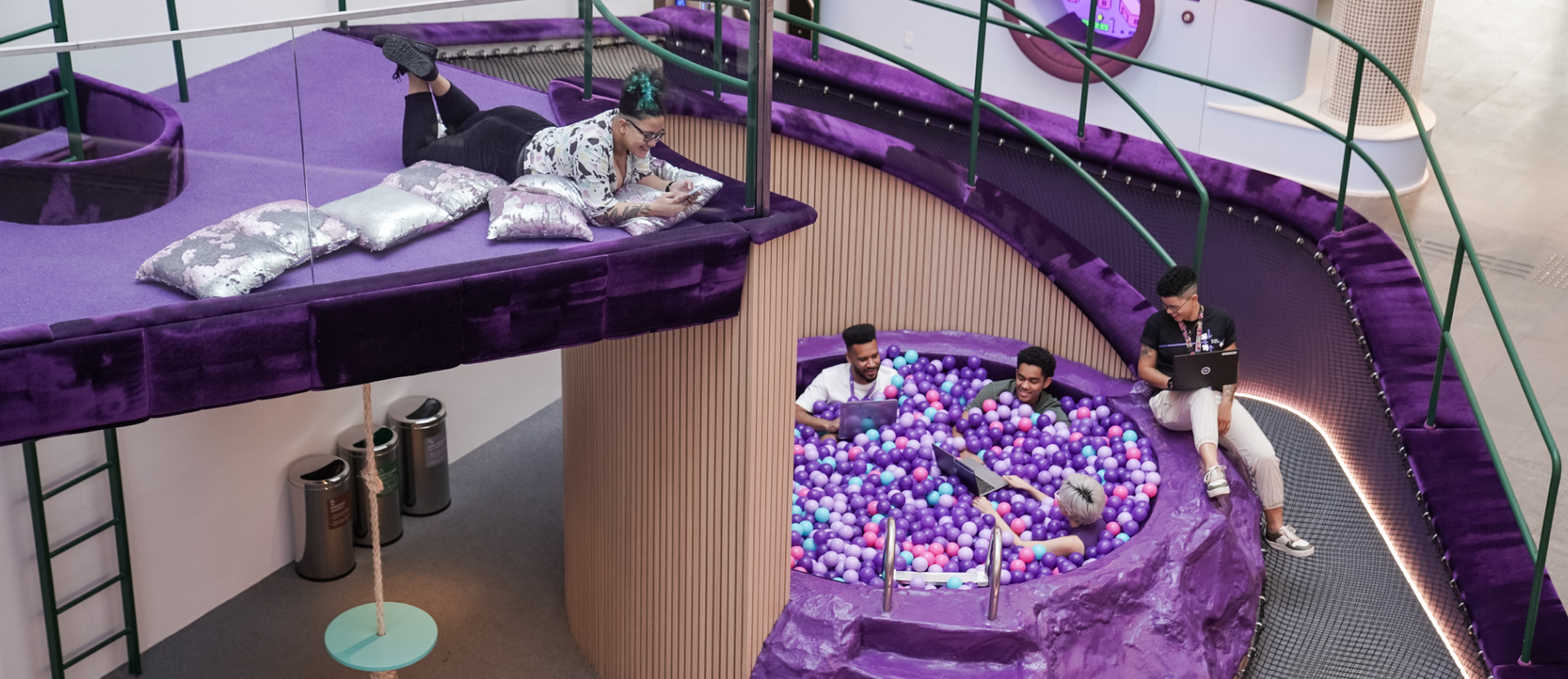 ¿Cómo es tener una carrera en el equipo de Diseño en Nu? Personas en un área de oficina ejemplifican cómo es el trabajo de Diseño en Nu