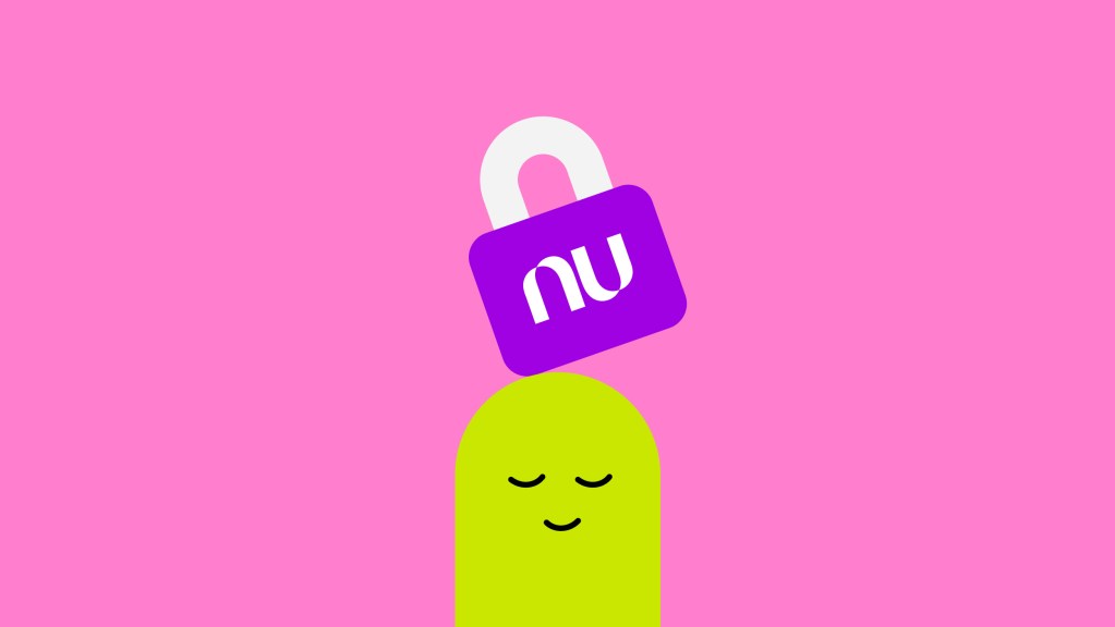 ¿La Tarjeta de Crédito Nu es segura? Fondo rosado y un personaje verde con un candado con logo de Nu en la cabeza